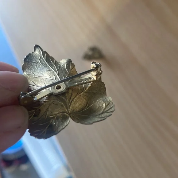 Set of two Vintage Sarah Coventry gold‎ leaf pins with pearls Brooche